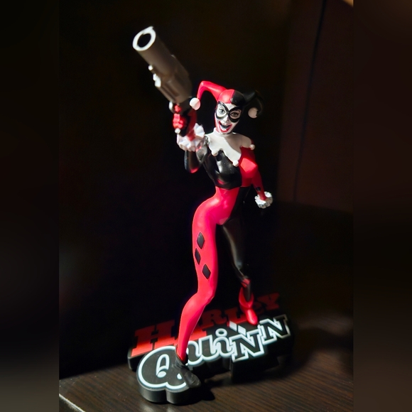 DC Direct Harley Quinn Red White and Black Limited Edition Jim Lee Statue - Picture 6 of 10